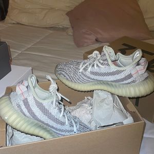 adidas Yeezy Boost 350 V2
Blue Tint / Pre-owned size 5.5 Men